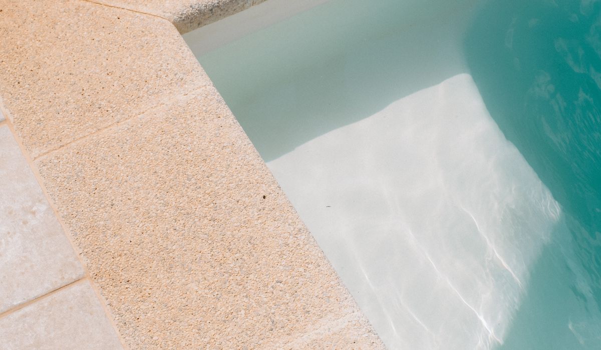 Smooth fiberglass pool surface and edge